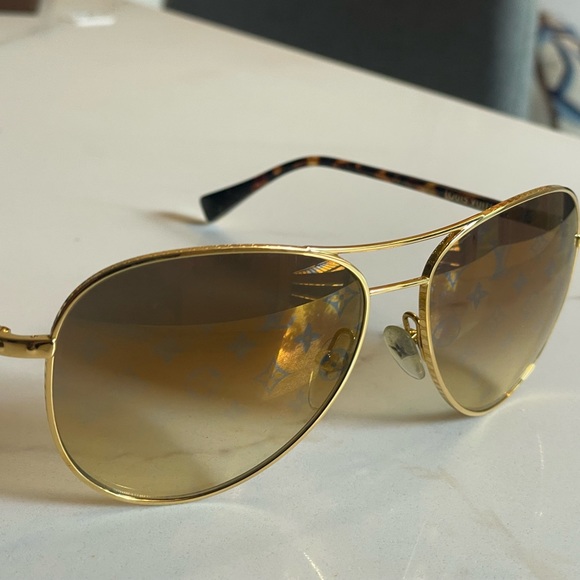 Louis Vuitton Monogram Aviator Sunglasses. - Picture 2 of 6